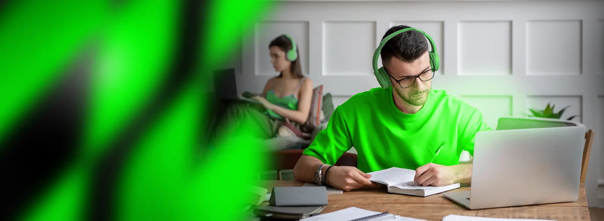 Família assistindo TV